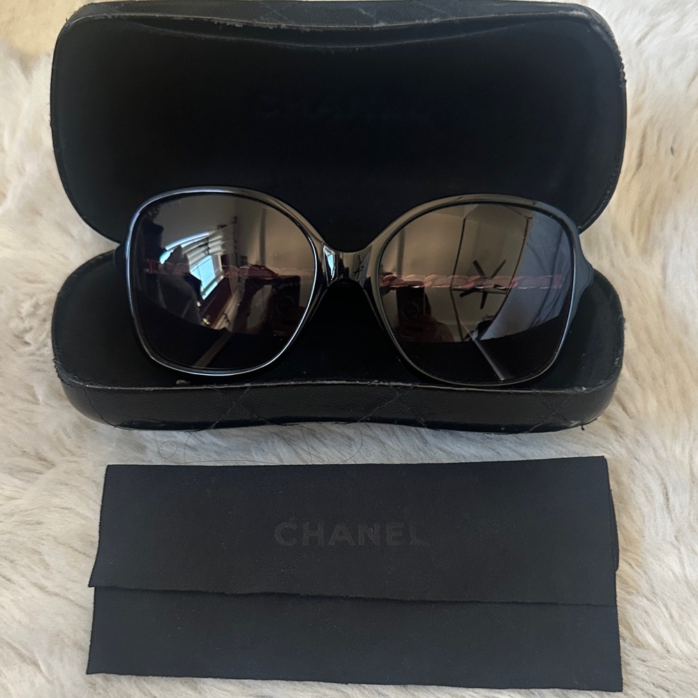 NWOT CHANEL Elegant Black Sunglasses
